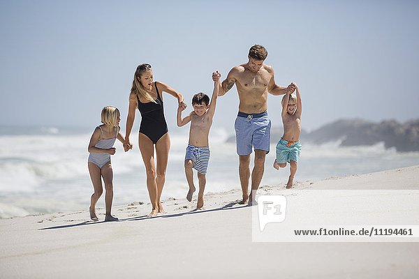 Glückliche Familie genießt am Strand
