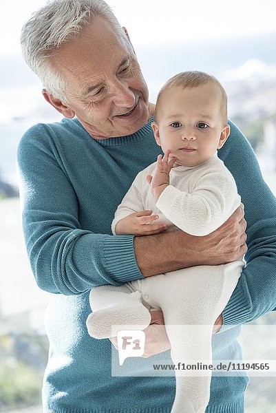 Glücklicher Großvater mit kleiner Enkelin