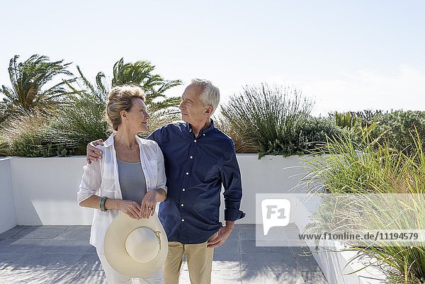 Glückliches Seniorenpaar schaut sich auf der Terrasse an