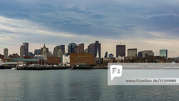 Skyline und Hafen  Boston  Massachusetts  USA