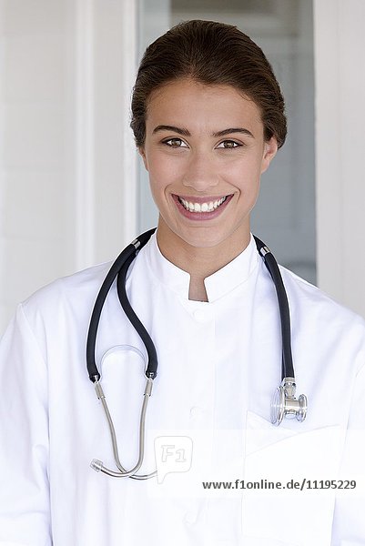 Porträt einer glücklichen Ärztin lächelnd