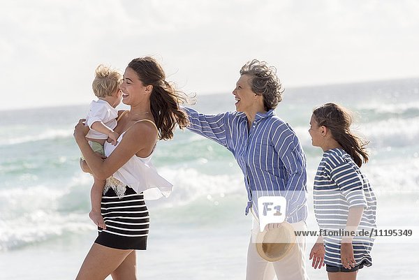Glückliche Mehrgenerationen-Familie am Strand
