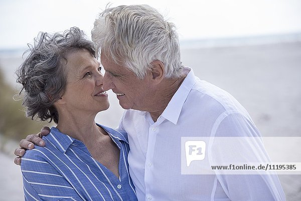 Romantisches Seniorenpaar am Strand stehend