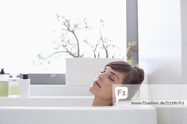 Schöne Frau entspannt in der Badewanne