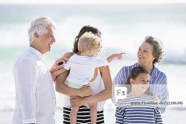 Mehrgenerationen-Familie am Strand stehend