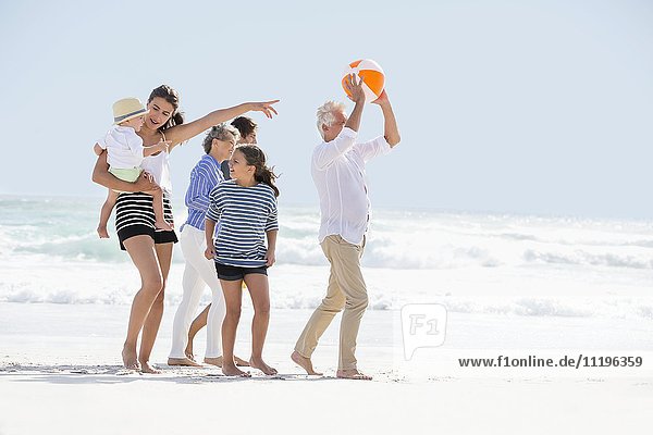 Mehrgenerationen-Familie genießt am Strand