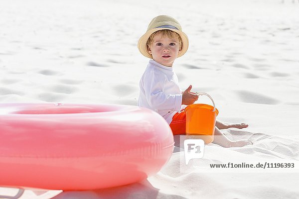 Kleiner Junge spielt am Strand
