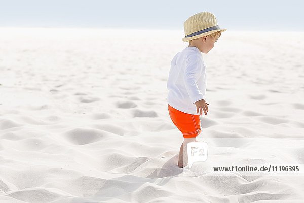 Kleiner Junge am Strand stehend
