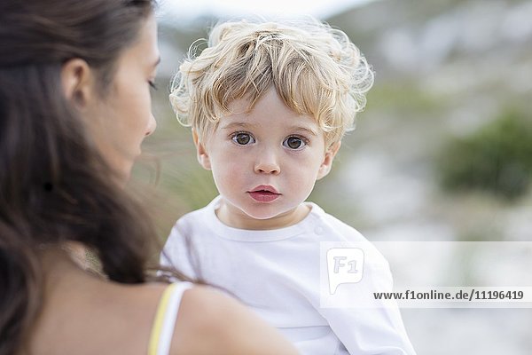 Nahaufnahme eines kleinen Jungen mit seiner Mutter