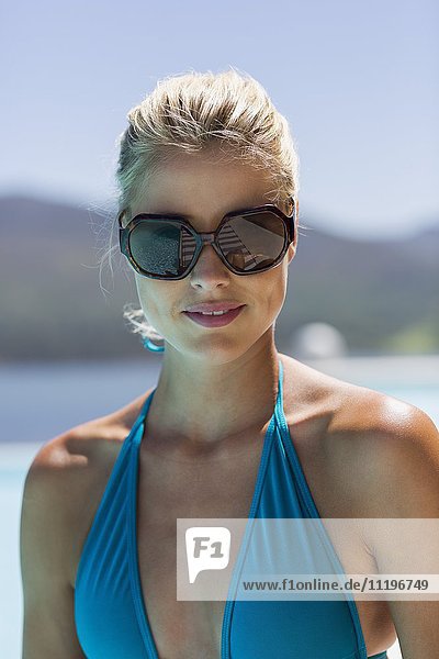 Schöne junge Frau mit Sonnenbrille