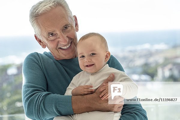 Porträt eines glücklichen Großvaters mit kleiner Enkelin