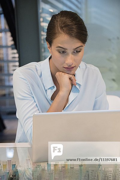 Geschäftsfrau bei der Arbeit am Laptop im Büro