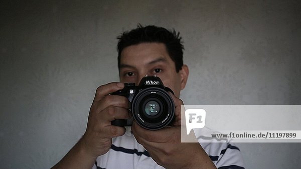 Mann nimmt Selbstporträt mit Kamera auf