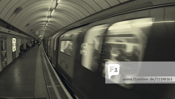 U-Bahn-Zug fährt durch Bahnhof,  London,  England,  UK