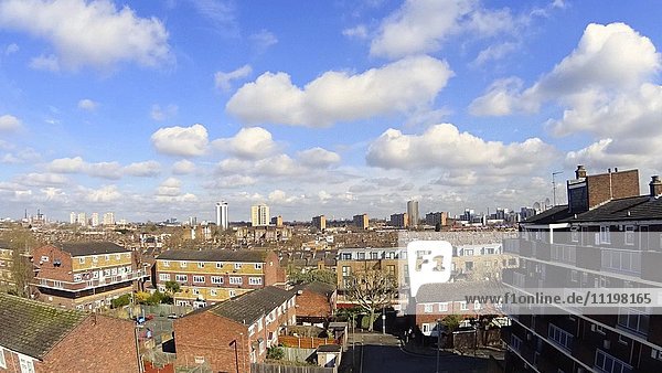 Stadtbild und bewegte Wolken  London  England  UK