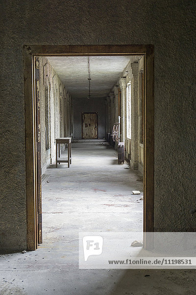 Türöffnung und Korridor in einem leeren Gebäude