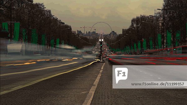 Zeitraffer des Verkehrs auf der Champs Elysees  bei Sonnenuntergang  Paris  Frankreich