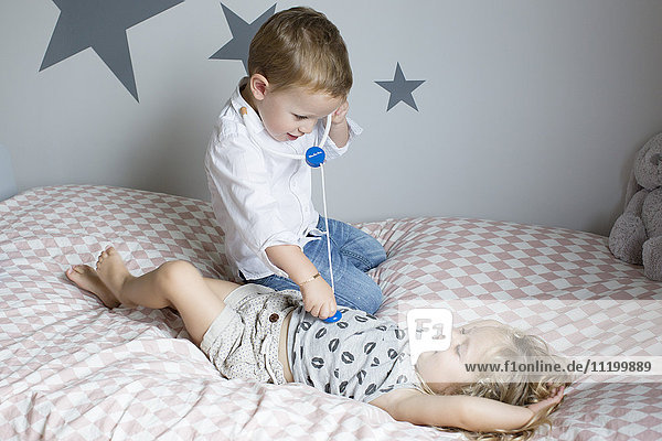 Kinder spielender Arzt mit Spielzeug-Stethoskop