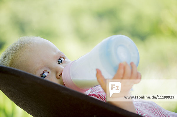 Säuglingsmilch aus der Flasche