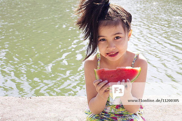 Mädchen essen Wassermelone  Portrait