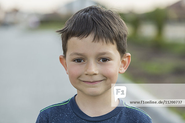 Porträt eines lächelnden Jungen an der Straße stehend