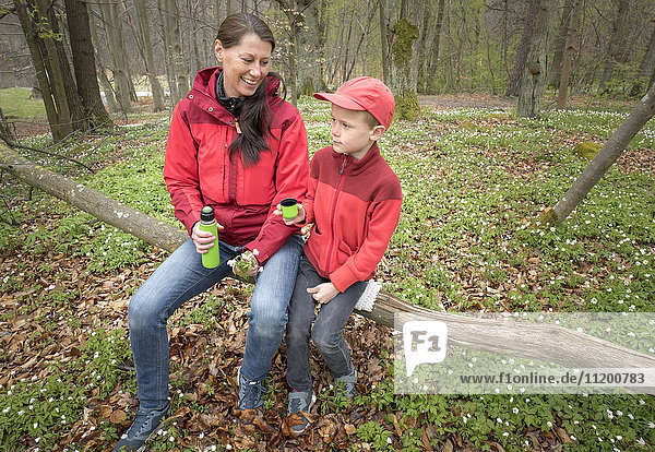 Mutter mit Sohn ruht sich im Wald aus
