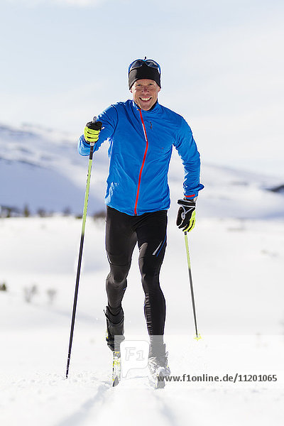 Mann beim Skilanglauf