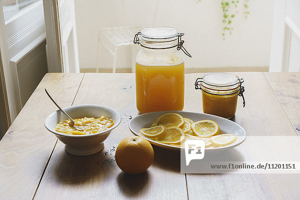Hochwinkelansicht von Zitrusfruchtsaucen und Konserven auf dem Tisch