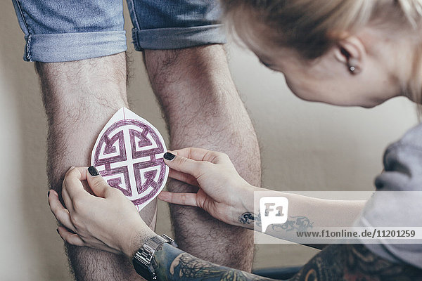Artist Tattoo-Druck lila Design auf dem menschlichen Bein
