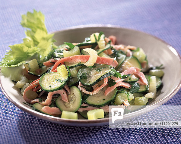 Zucchini  Schinken und frischer Kräutersalat