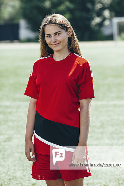 Porträt eines fröhlichen Teenager-Fußballspielers auf dem Spielfeld
