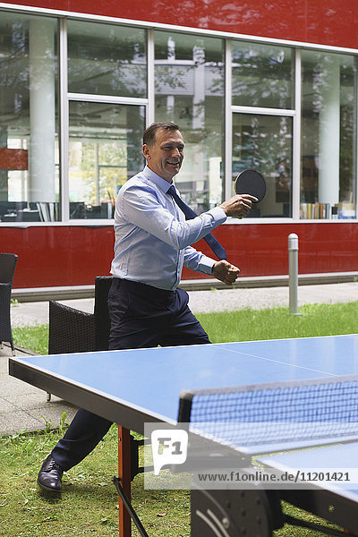 Geschäftsmann beim Tischtennisspielen im Kreativbüro