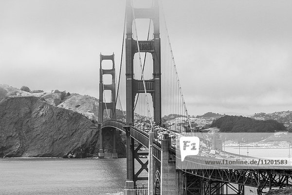 Blick auf die Golden Gate Bridge über die Bucht gegen den Berg  San Francisco  Kalifornien  USA