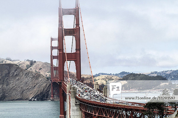 Blick auf die Golden Gate Bridge über die Bucht gegen den Berg bei nebligem Wetter