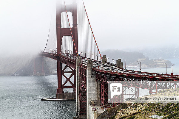 Blick auf die Golden Gate Bridge über die Bucht bei nebligem Wetter  San Francisco  Kalifornien  USA