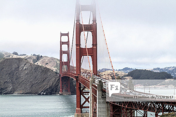 Hochwinkelansicht der Golden Gate Bridge über der Bucht des Wassers gegen den Himmel  San Francisco  Kalifornien  USA