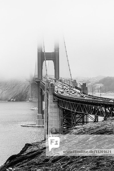 Golden Gate Bridge über die Bucht gegen den Berg bei nebligem Wetter  San Francisco  Kalifornien  USA