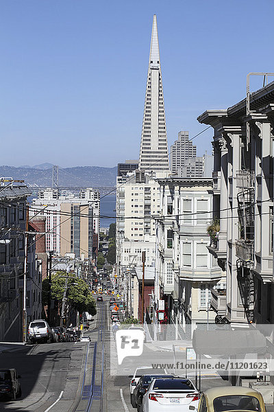 Blick auf Straße und Transamerikapyramide bei klarem Himmel  San Francisco  Kalifornien  USA