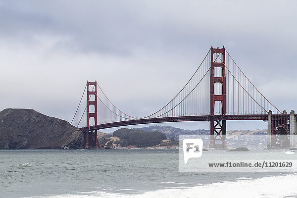 Golden Gate Bridge über die Bucht von Wasser gegen den Himmel bei nebligem Wetter  San Francisco
