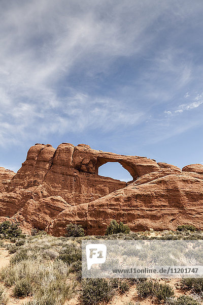 Blick auf Skyline Arch gegen den Himmel  Arches National Park  Moab  Utah  USA