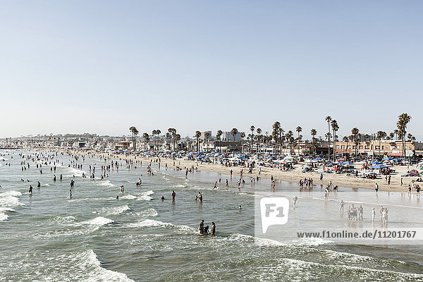 Menschen am Strand gegen klaren Himmel  Newport Beach  Kalifornien  USA