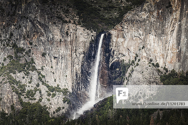 Hochwinkelansicht des Bridalveil Falls inmitten felsiger Berge  Yosemite National Park  Kalifornien  USA
