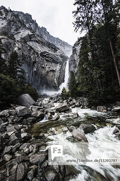 Blick auf den unteren Yosemite Wasserfall zwischen den Bergen  Yosemite National Park  Kalifornien  USA