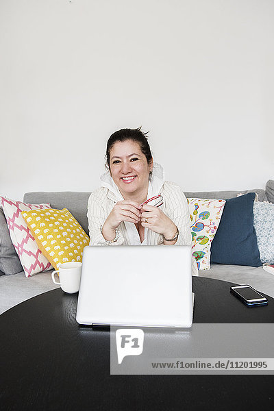Portrait of smiling woman with laptop-p