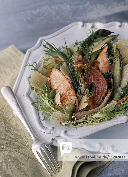 Fischsalat mit Lachs  gebratenem Drachenkopf und Parmesan