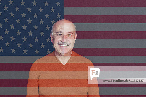 Armenischer Mann vor der US-Flagge