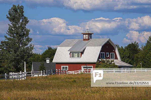 Rote Scheune und weißer Zaun; Sutton  Quebec  Kanada .
