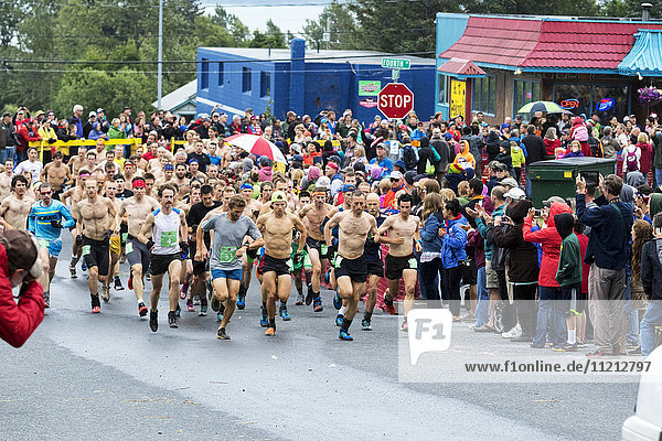 Start des Männerrennens beim Mt. Marathon-Lauf während der Feierlichkeiten zum 4. Juli 2015  Seward  Southcentral Alaska  USA