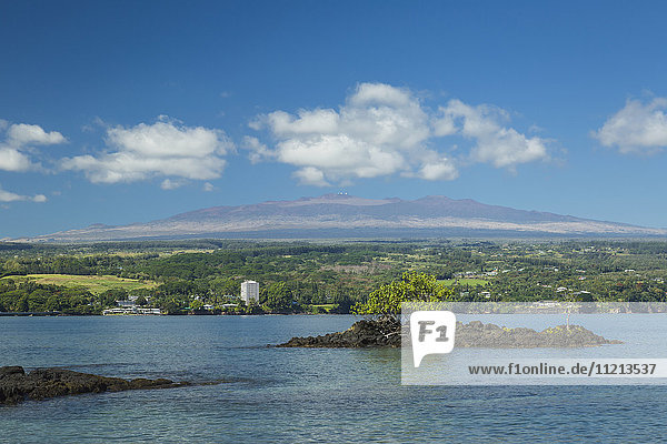 Hilo Bay mit Hilo und Mauna Kea mit Observatorien in der Ferne  dem höchsten Berg Hawaiis; Hilo  Insel Hawaii  Hawaii  Vereinigte Staaten von Amerika'.