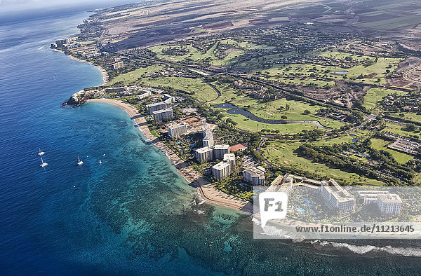 Luftaufnahme der Eigentumswohnungen und Hotels entlang der Küste; Maui  Hawaii  Vereinigte Staaten von Amerika'.